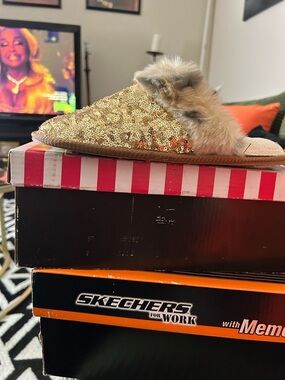 Women’s Gold Sequin Faux Fur Slip-On Slipper says sz 8 but fits a 6